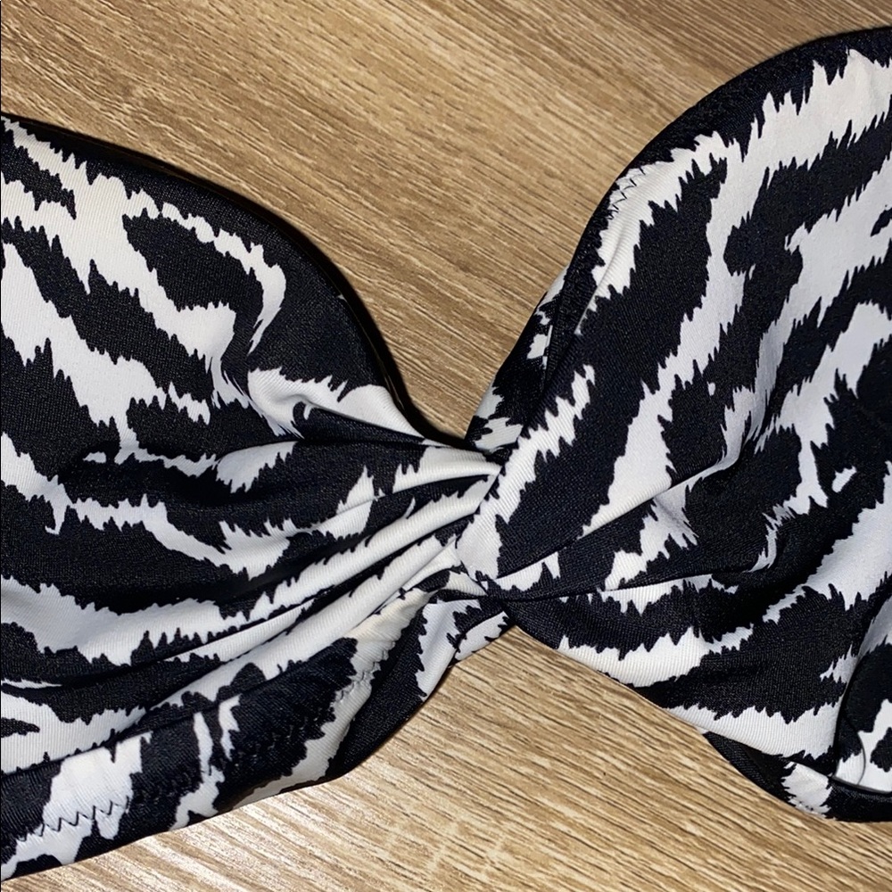 Victoria's Secret Black and White Bikini Top - Picture 7 of 10